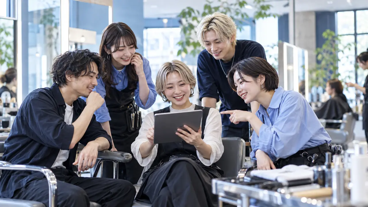 美容室の採用情報をホームページで伝える様子